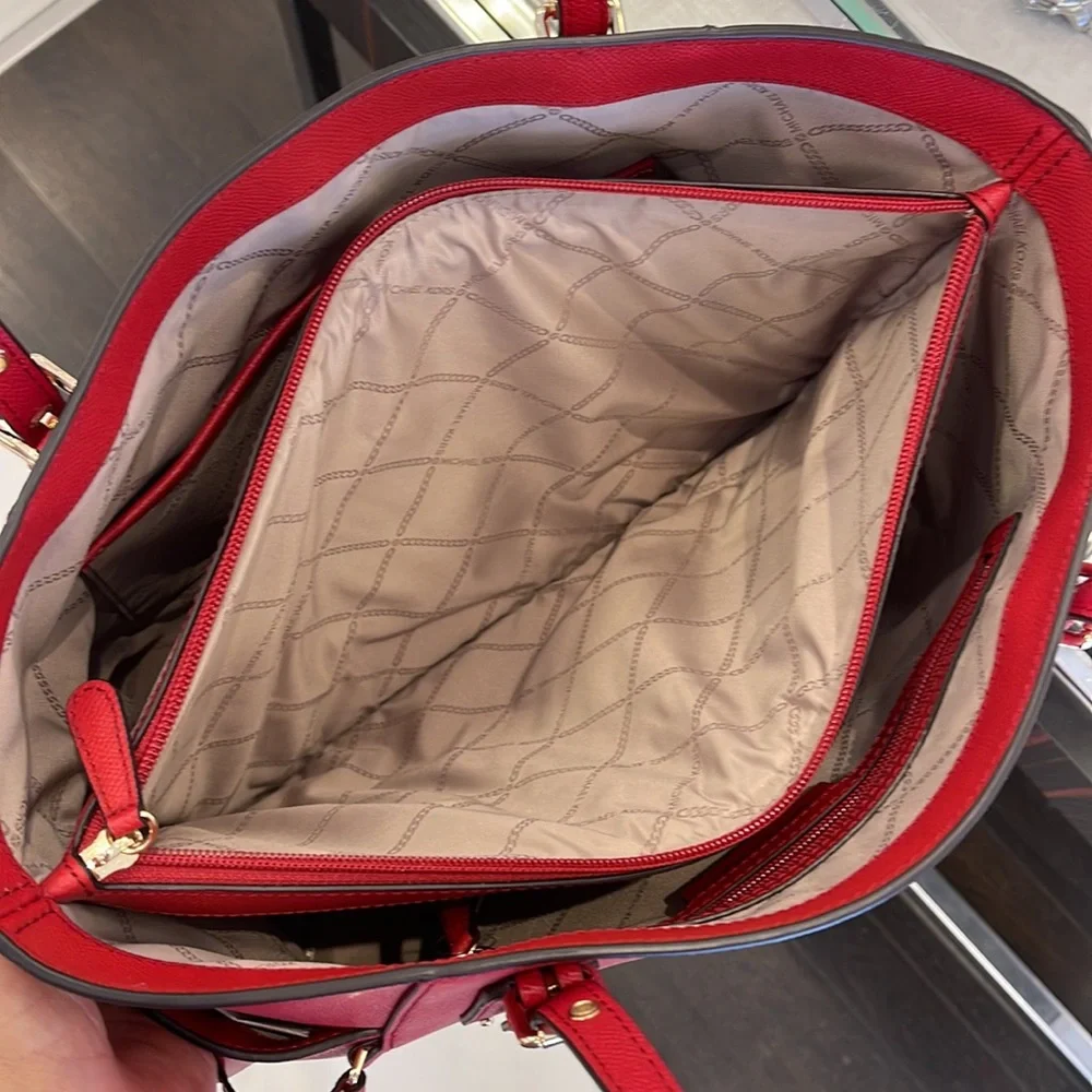 Michael Kors Voyager Small Saffiano Leather Tote Bag Style# 30H1GV6T4T NWT